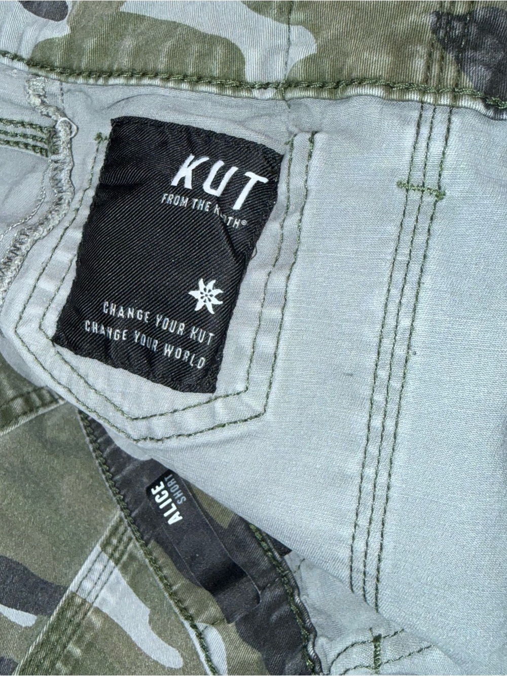 Kut From The Kloth Women’s Distressed Camouflage Alice Utility Short Size 6 - Picture 8 of 8